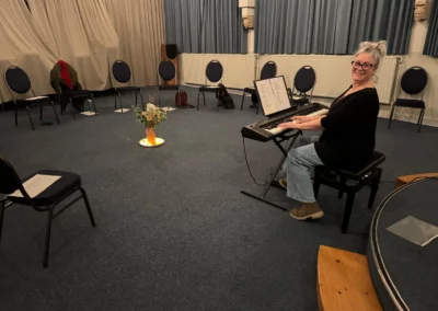 <center>🎶 Vrijuit Zingen 🎶<br><h3><span style="color: #ff0000;">met Angelique Vlieger</h3></span></center>