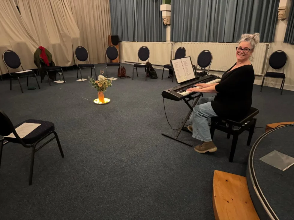 <center>🎶 Vrijuit Zingen 🎶<br><h3><span style="color: #ff0000;">met Angelique Vlieger</h3></span></center>